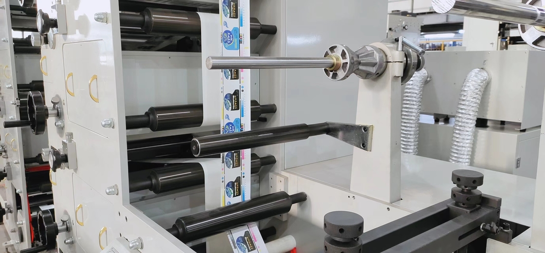 آلة طباعة الملصقات الورقية ذات 8 ألوان تعمل على وظيفة شريط مع طباعة لون موضعي للأشعة فوق البنفسجية