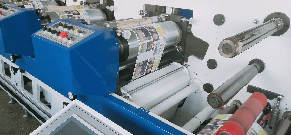 آلة طباعة ملصقات فلكسوغرافية 8 ألوان 350-950 مم عرض الطباعة
