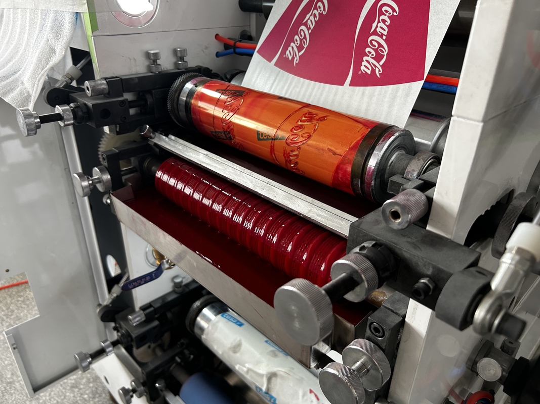 آلة طباعة الملصقات فليكسو 2 لون نصف أوتوماتيكية 320 مم 80 م / دقيقة